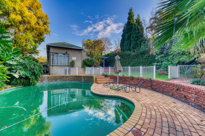 A Guide to Choosing the Right Fence for Your Pool Area